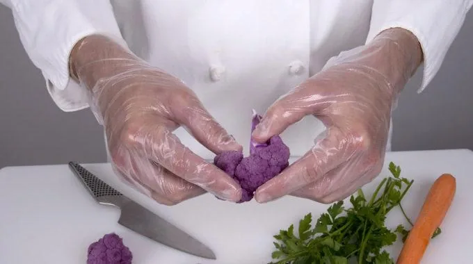 Gloves in vegetable preparation